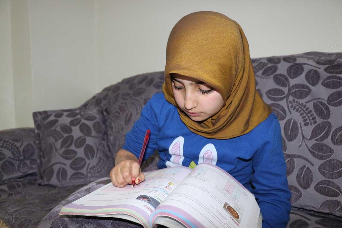 Doğumda kolu sakat kalan Rümeyse Çulcu